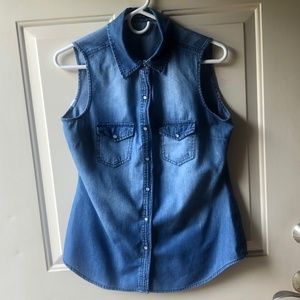 Denim Women's Sleeveless V Neck Button Down Blouse. Size M